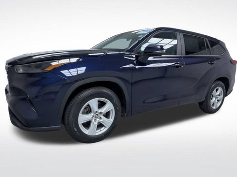 Used 2023 Toyota Highlander LE FWD image 4