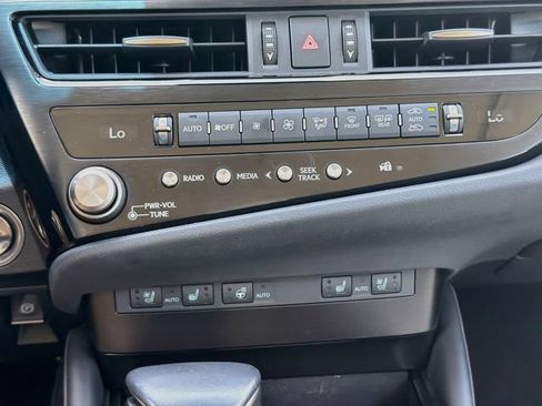 Used 2025 Lexus ES 300h w/ Premium Package FWD image 34
