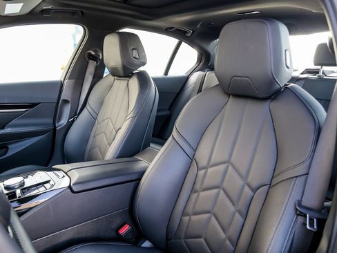 Used 2025 BMW 530i xDrive w/ Premium Package image 17