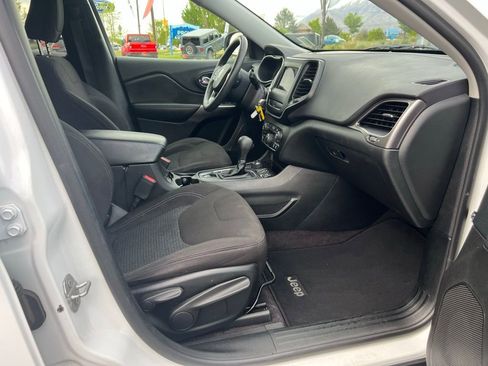 Used 2019 Jeep Cherokee Latitude w/ Popular Appearance Group AWD/4WD image 15