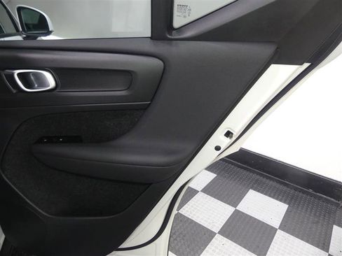 Used 2021 Volvo XC40 T5 Momentum w/ Climate Package image 27