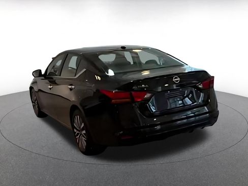 Used 2025 Nissan Altima 2.5 SV FWD image 12