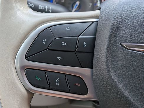 Used 2020 Chrysler Pacifica Limited w/ Tire & Wheel Group FWD image 32