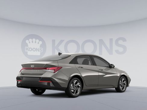 Certified 2025 Hyundai Elantra Sport FWD image 4