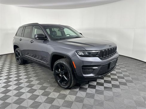 Used 2023 Jeep Grand Cherokee Altitude image 12