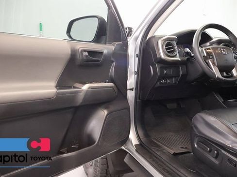 Certified 2022 Toyota Tacoma SR5 AWD/4WD image 9