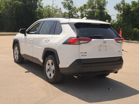 Used 2020 Toyota RAV4 XLE FWD image 2