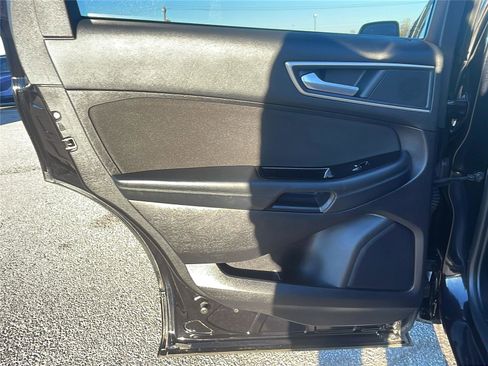 Used 2019 Ford Edge SEL image 17