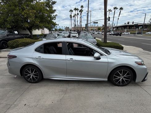 Used 2021 Toyota Camry SE FWD image 4