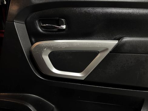 Used 2018 Nissan Titan SV image 28