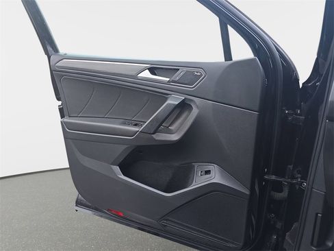 Used 2019 Volkswagen Tiguan S image 27