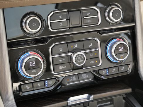 Used 2021 GMC Yukon Denali w/ Denali Premium Package image 22