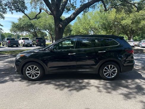 Used 2017 Hyundai Santa Fe SE FWD image 2