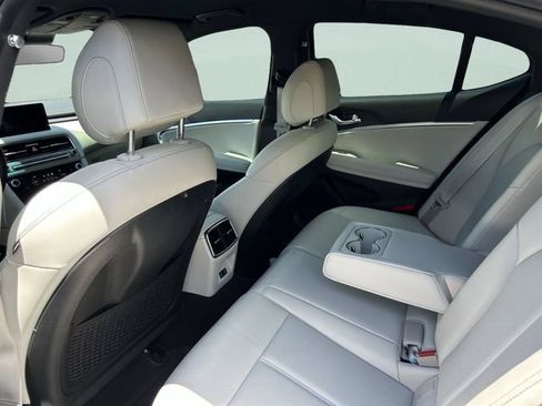 Used 2025 Genesis G70 2.5T RWD image 18