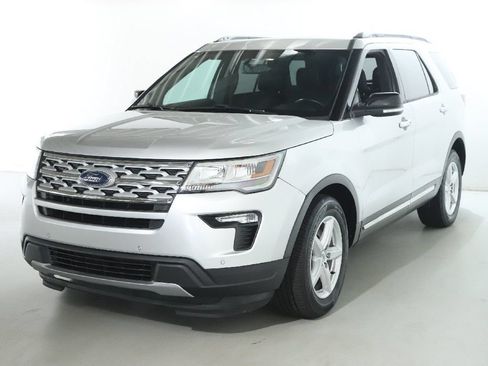 Used 2018 Ford Explorer XLT w/ Equipment Group 202A FWD image 3