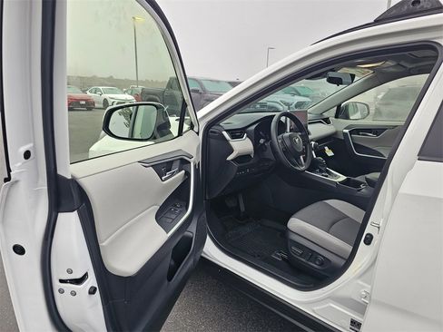 Used 2025 Toyota RAV4 XLE image 18