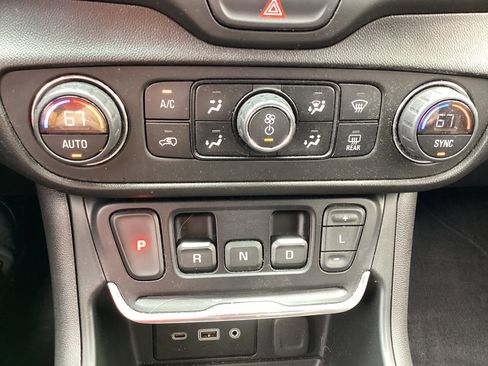 Used 2021 GMC Terrain SLE w/ Driver Convenience Package image 8