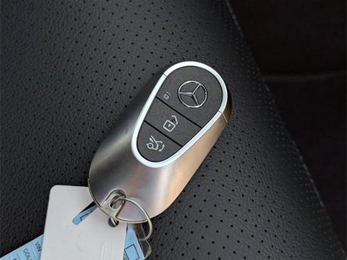 Used 2025 Mercedes-Benz GLC 350e 4MATIC image 35