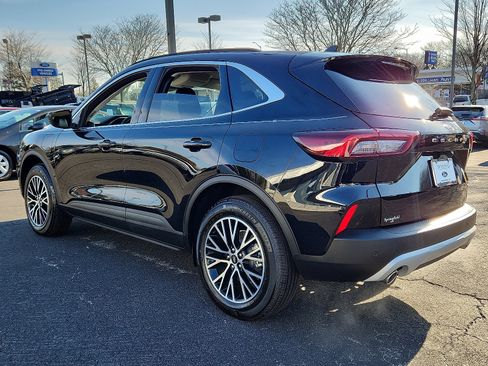 Used 2025 Ford Escape SE image 4