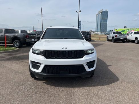 Used 2024 Jeep Grand Cherokee Altitude image 10