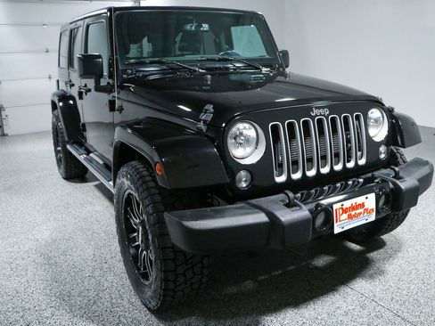 Used 2016 Jeep Wrangler Unlimited Sahara w/ Dual Top Group AWD/4WD image 5