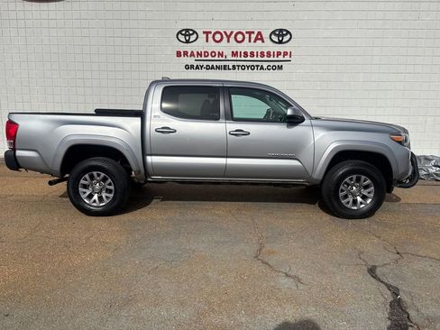 Used 2017 Toyota Tacoma SR5 image 1