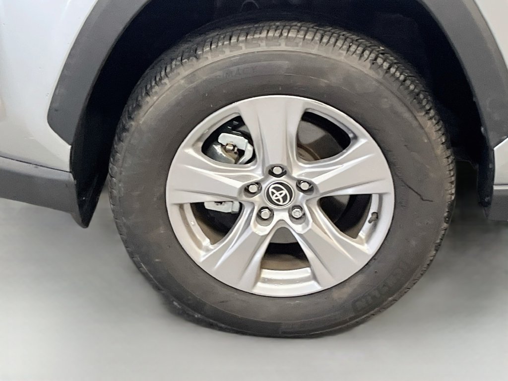 Used 2025 Toyota RAV4 XLE FWD image 30