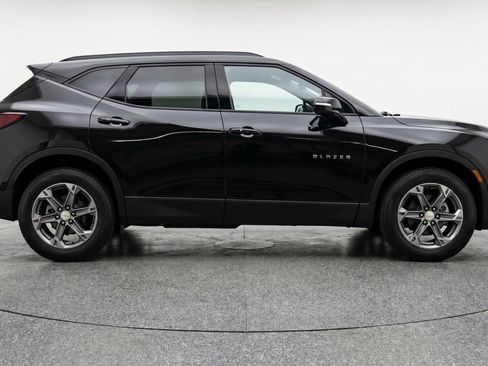 Used 2025 Chevrolet Blazer LT FWD image 11