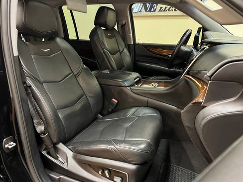 Used 2018 Cadillac Escalade ESV Luxury image 44