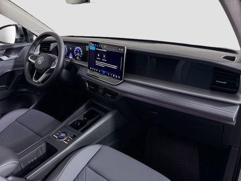 New 2025 Volkswagen Tiguan SE image 29