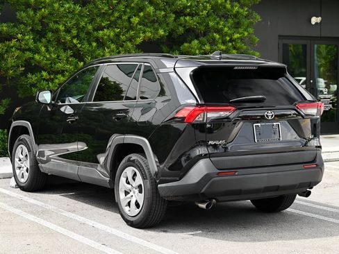 Used 2020 Toyota RAV4 LE image 6