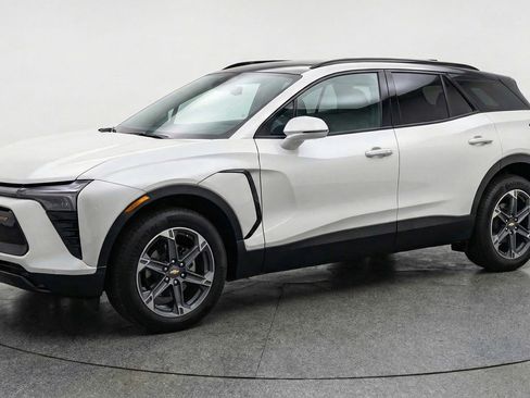 Used 2025 Chevrolet Blazer LT image 2