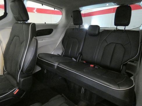 Used 2024 Chrysler Pacifica Limited w/ Trailer Tow Group FWD image 28