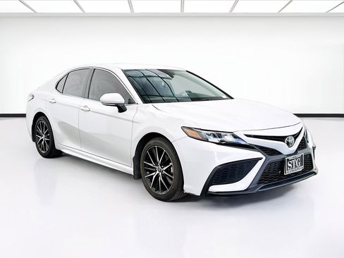 Used 2024 Toyota Camry SE w/ Convenience Package FWD image 3