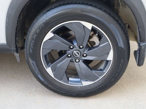 Used 2024 Nissan Rogue SV w/ SV Premium Package FWD image 27