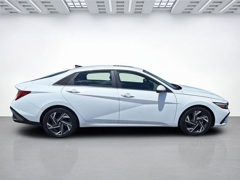Used 2025 Hyundai Elantra SEL FWD image 3