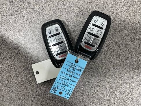 Used 2017 Chrysler Pacifica Touring-L Plus w/ Uconnect Theatre Group FWD image 28