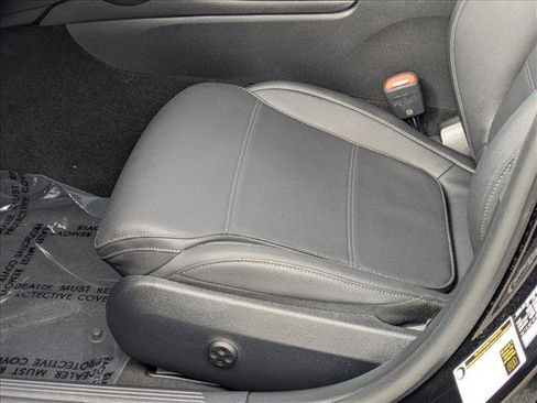 Used 2025 Mercedes-Benz C 300 4MATIC Sedan image 9