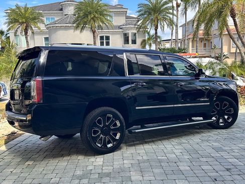 Used 2019 GMC Yukon XL Denali w/ Denali Ultimate Black Edition AWD/4WD image 5
