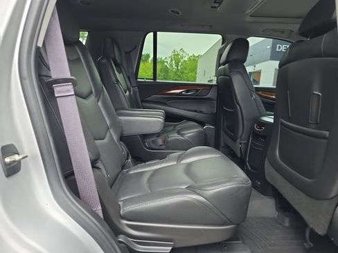 Used 2017 Cadillac Escalade Luxury AWD/4WD image 16