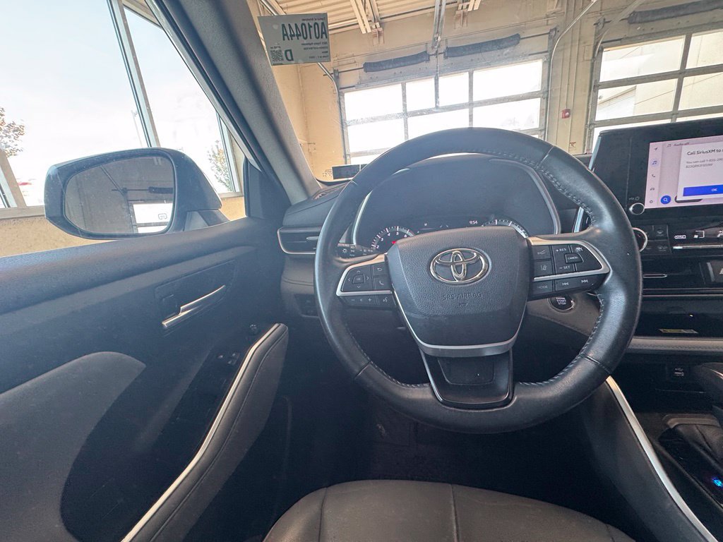 Used 2023 Toyota Highlander XLE FWD image 27