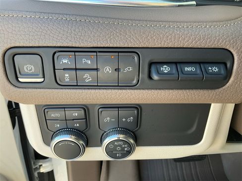 Used 2021 GMC Yukon XL Denali w/ Advanced Technology Package image 10