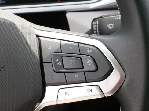 Certified 2025 Volkswagen Taos SE AWD/4WD image 25