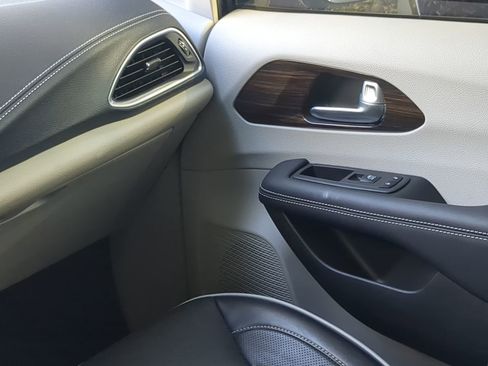 Used 2024 Chrysler Pacifica Limited w/ Trailer Tow Group image 14