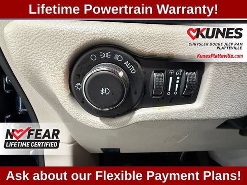 Used 2023 Chrysler Pacifica Touring-L FWD image 19
