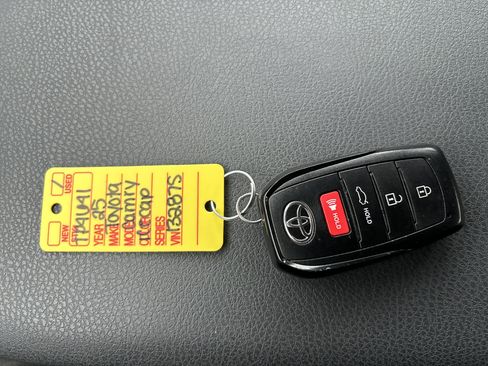 Used 2025 Toyota Camry SE image 28