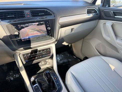 Used 2022 Volkswagen Tiguan SE FWD image 19