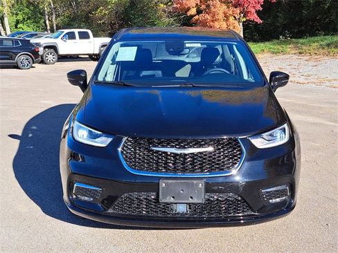 Used 2024 Chrysler Pacifica Touring-L image 8