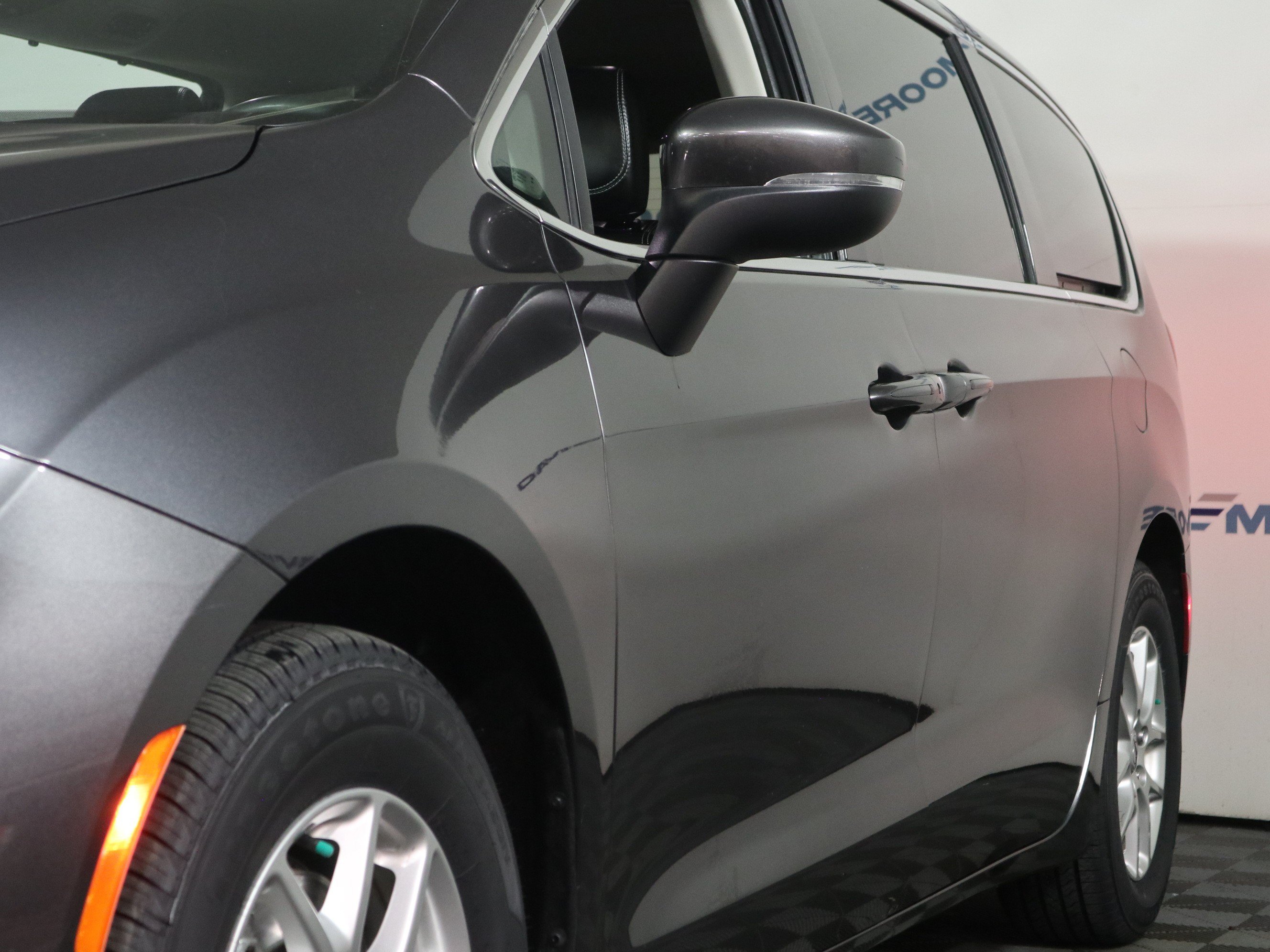 Used 2023 Chrysler Pacifica Touring-L FWD image 11