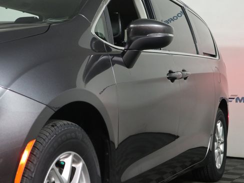 Used 2023 Chrysler Pacifica Touring-L image 11